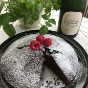 Koristeltu suklaakakku ja samppanjapullo