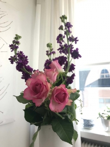 Äitienpäiväkukat maljakossa