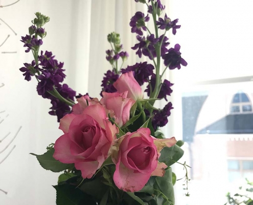 Äitienpäiväkukat maljakossa