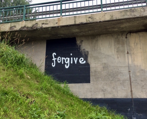 Forgive-teksti alikulkusillassa