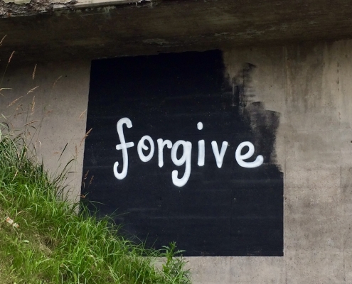 Forgive-teksti sillan seinämässä
