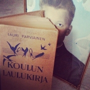 Valokuva isästä ja hänen laulukirjastaan.