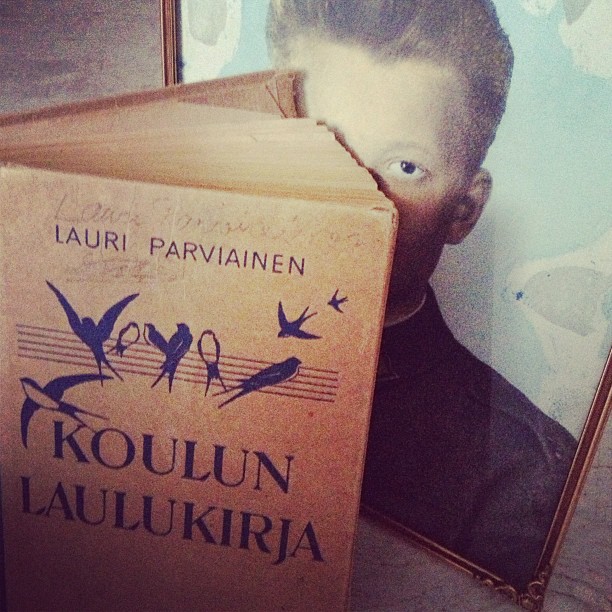 Valokuva isästä ja hänen laulukirjastaan.