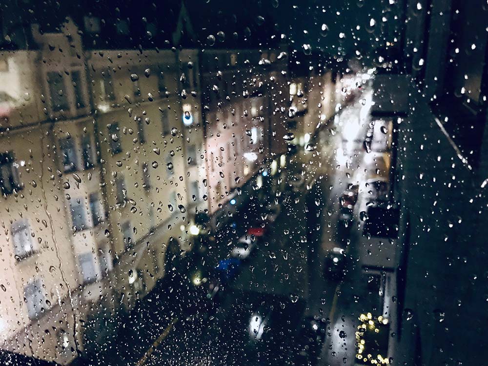 Sateinen katunäkymä ikkunasta