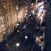 Sateinen katunäkymä ikkunasta