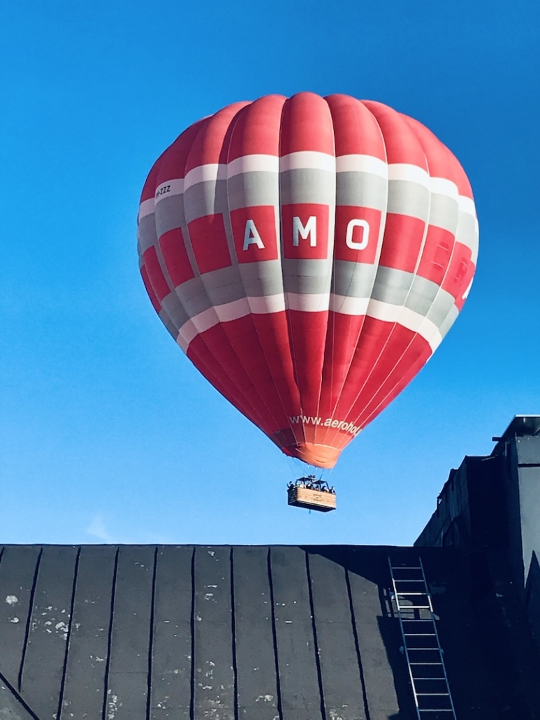 Kuumailmapallo kattojen yllä taivaalla