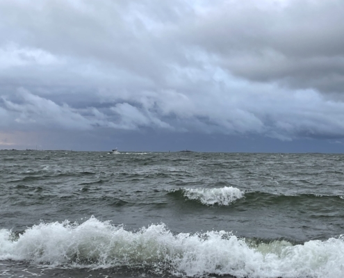 Iso aallokko merenrannassa