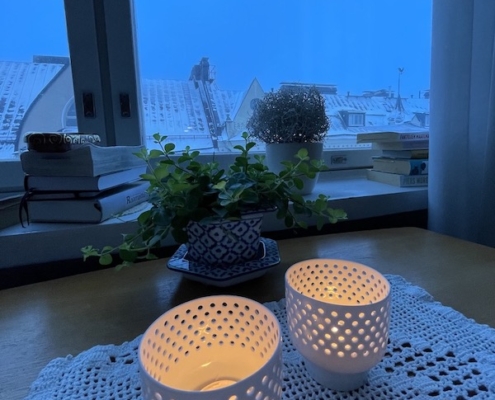 Tuikkukynntilät pöydällä sinisessä aamuvalossa