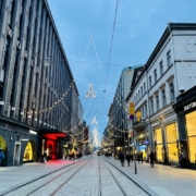 Perspektiivikuva Aleksanterinkadusta raitiolinjoineen.