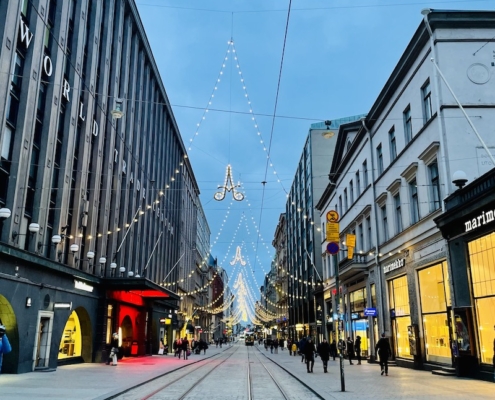 Perspektiivikuva Aleksanterinkadusta raitiolinjoineen.