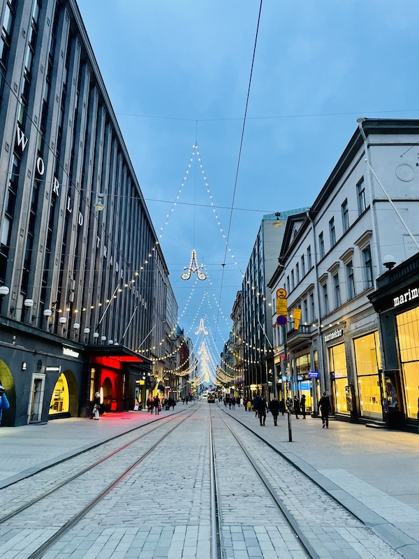 Perspektiivikuva Aleksanterinkadusta raitiolinjoineen.