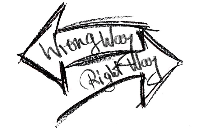 Oikea ja väärä tie erisuuntaan menevillä nuolilla ilmaistuna