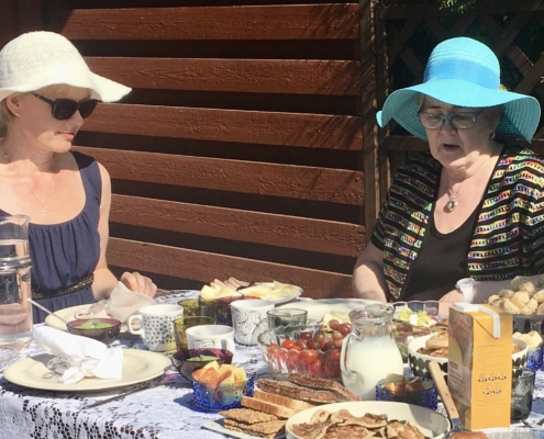 Runo äidille äitienpäivänä brunssipöydässä.