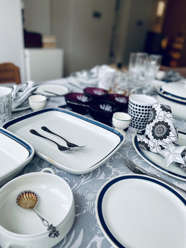 Sinivalkoinen kattaus.