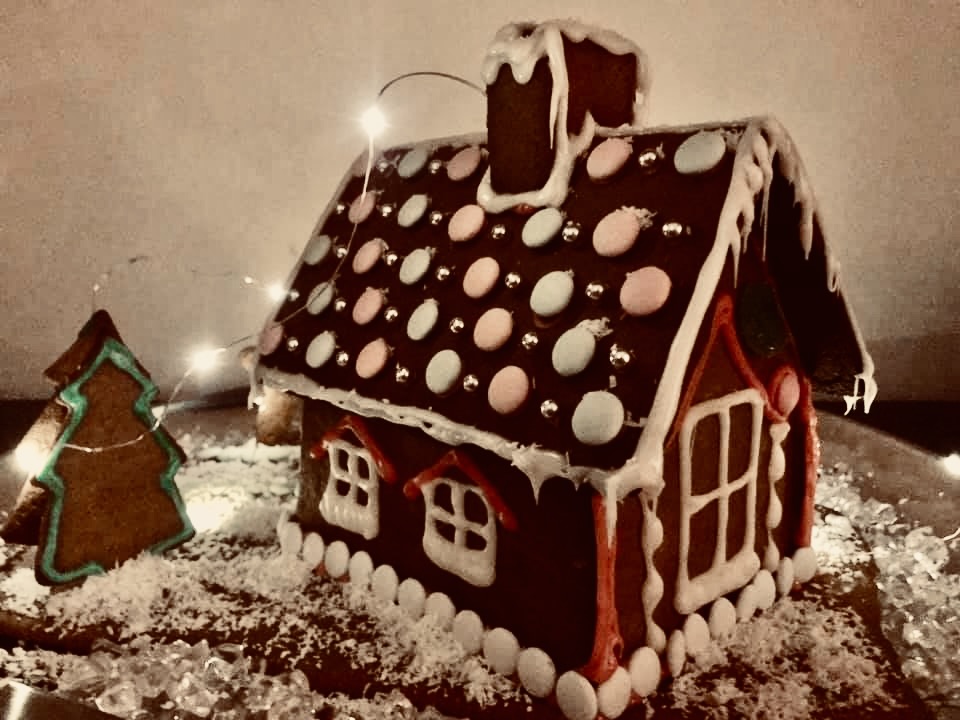 Joulunalusaikaan kuuluu piparitalon rakentaminen ja koristeet.