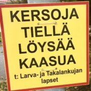 Liikennemerkki, jossa lukee "Kersoja tiellä, löysää kaasua".