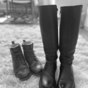 Talvikengät ja -saappaat kiillotettuna säilytystä varten.