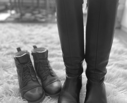 Talvikengät ja -saappaat kiillotettuna säilytystä varten.