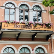 Jörn Donnerin valokuvia esittelevä näyttely Hakasalmen huvilassa kesällä 2023.