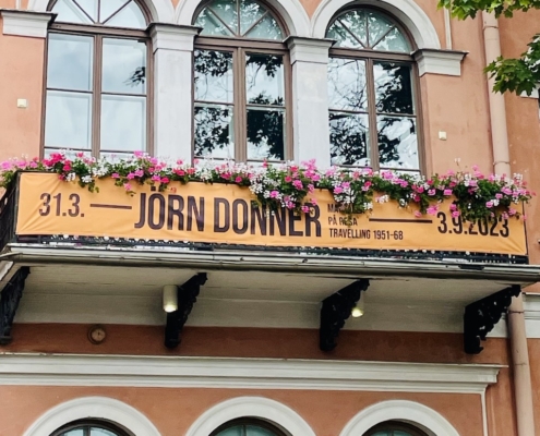 Jörn Donnerin valokuvia esittelevä näyttely Hakasalmen huvilassa kesällä 2023.