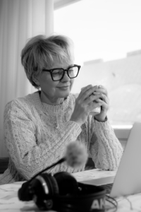 Tuija Niskanen on viestinnän asiantuntija, joka kirjoittaa blogeja ja toimittaa kristillistä podcastia Pari sanaa ja kuppi kahvia.