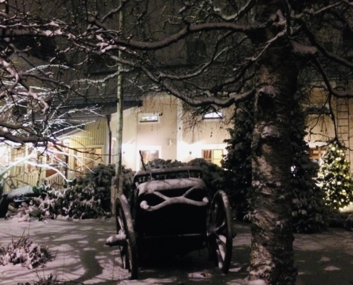 Suomalainen haaveilee yhä nostalgisesta joulusta hirsimökissä.