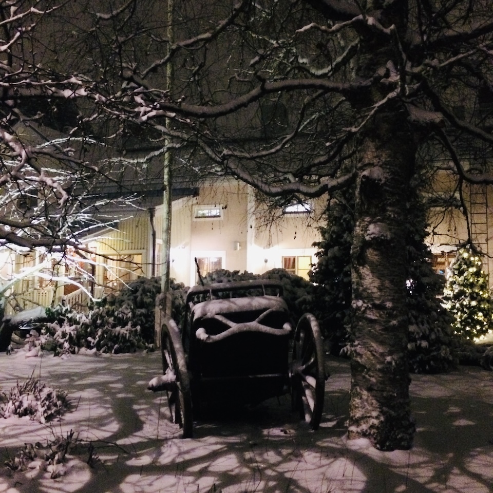 Suomalainen haaveilee yhä nostalgisesta joulusta hirsimökissä.