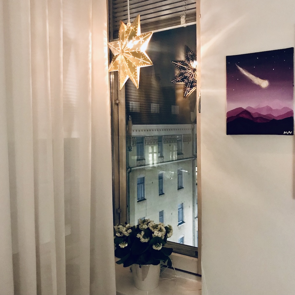 Joulutähti ja tulilatva talvisen ikkunan ääressäkin ovat tuoneet yksinolon autuuden.