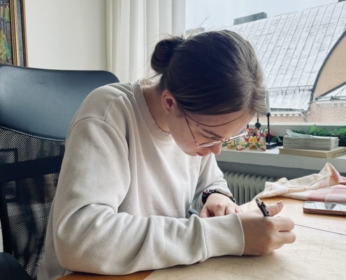 Mia Mia piirtää piparkakkutalon kaavoja.