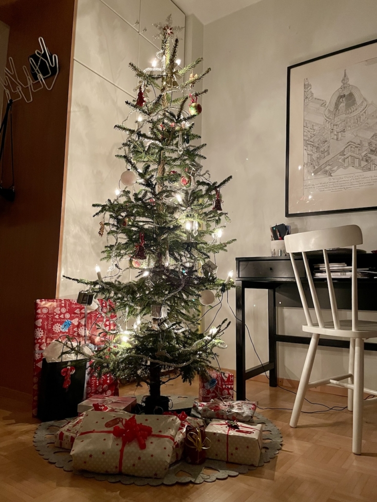 Joulukuusi Joulukuusi on koristeltuna kaunis ja kadehdittavan kapea.