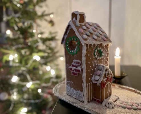 Piparitalo 1 Rakennettiin Mian kanssa korkea piparitalo, jossa edessä kuisti.