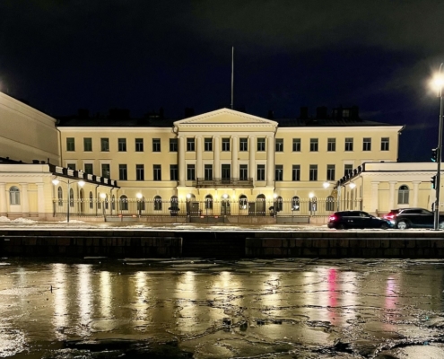 Presidentinvaalit ratkaisevat, kuka siirtyy johtajaksi presidentinlinnaan, jonka valot ovat vielä pimeänä.