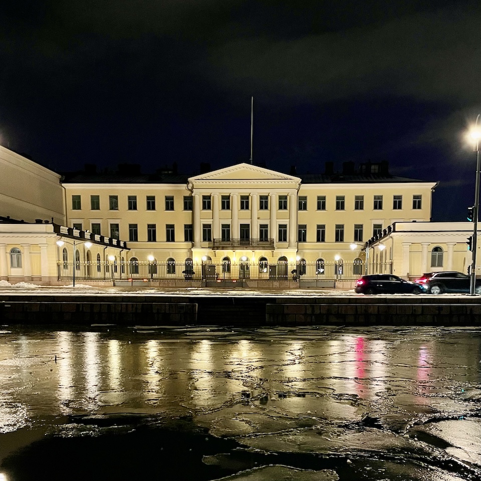 Presidentinvaalit ratkaisevat, kuka siirtyy johtajaksi presidentinlinnaan, jonka valot ovat vielä pimeänä.