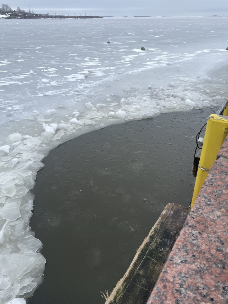 Uimapaikka, kun jäässä on vain aukko, jossa voi seisoskella portailla.