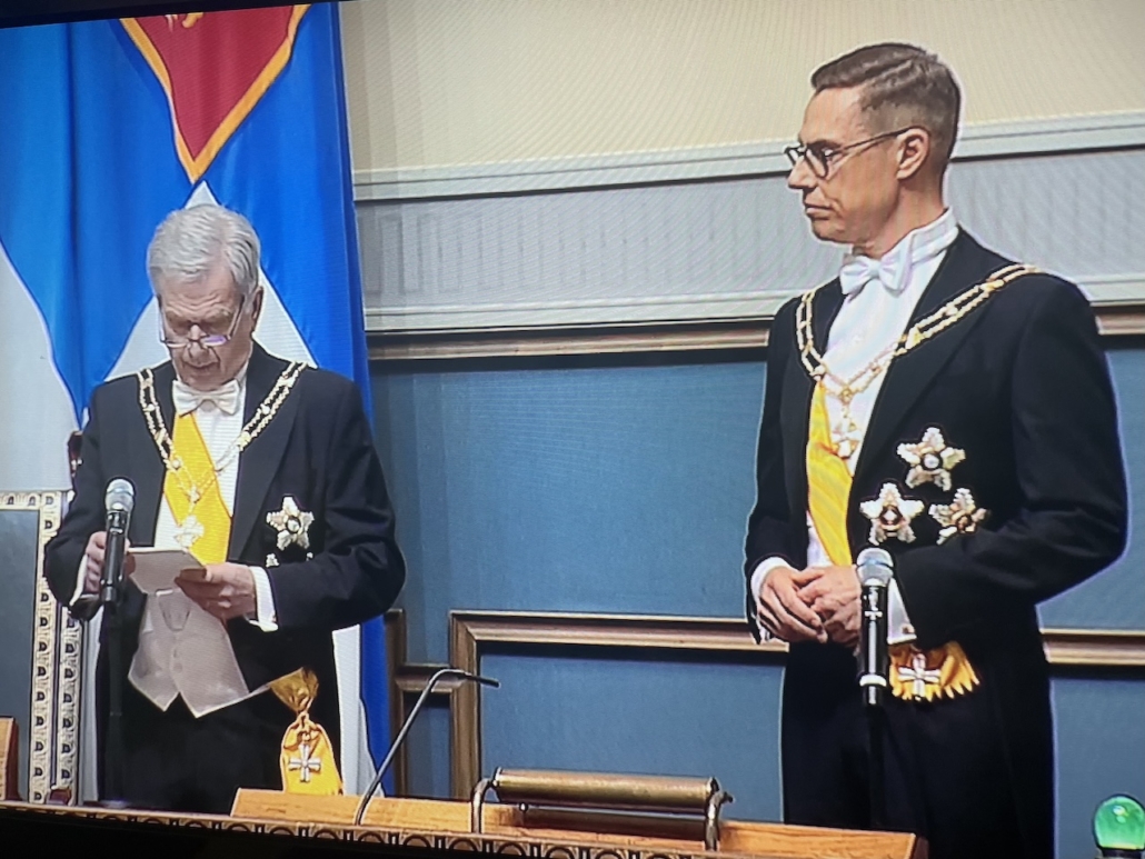Presidentti Niinistö puhuu tulevalle presidentti Stubbille eduskunnan edessä.