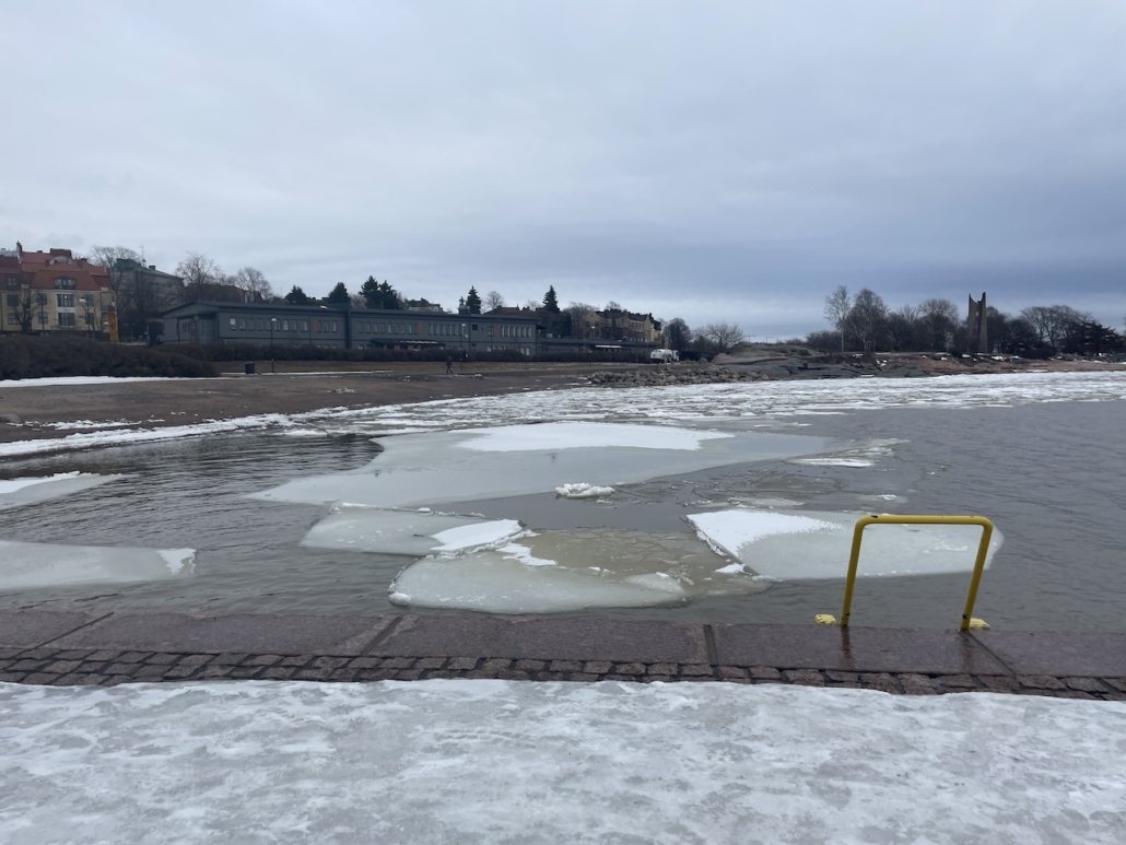 Jäät ovat seilanneet rannassa edestakaisin viime viikot.