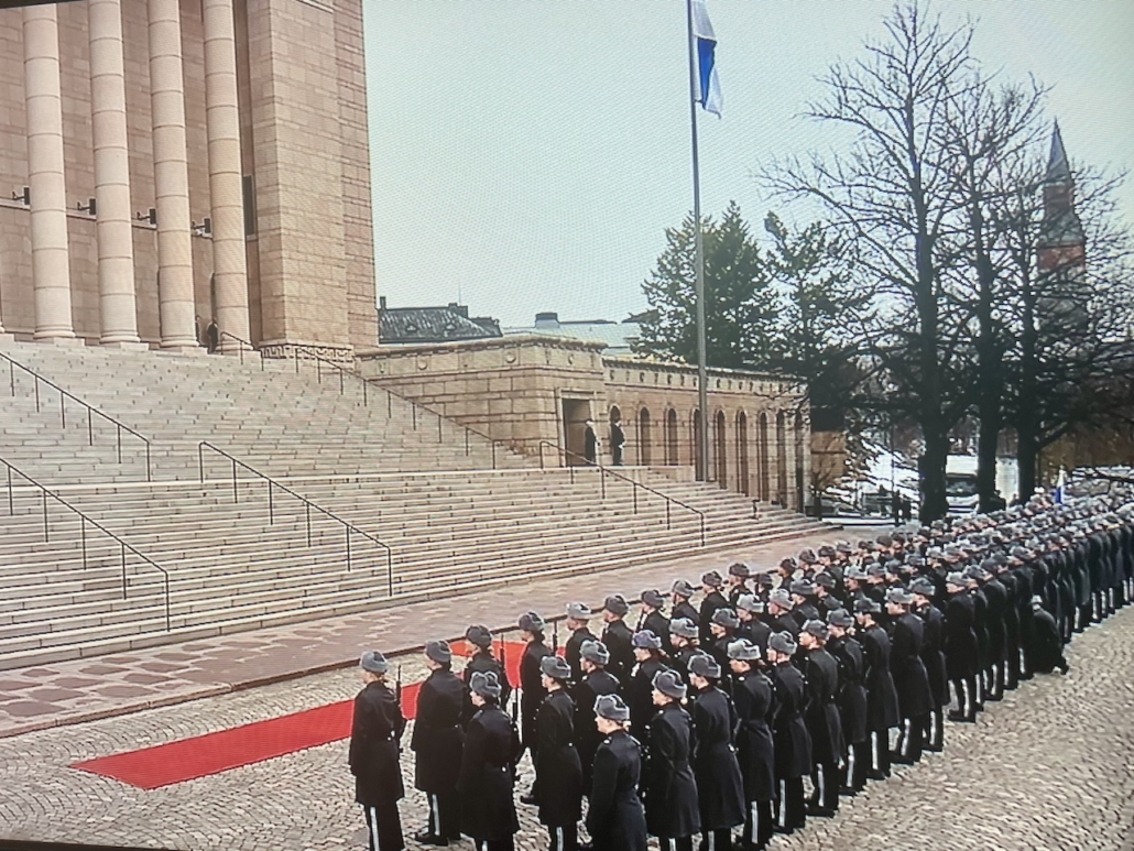 Kaartin kunniakomppania eduskuntatalon edessä.