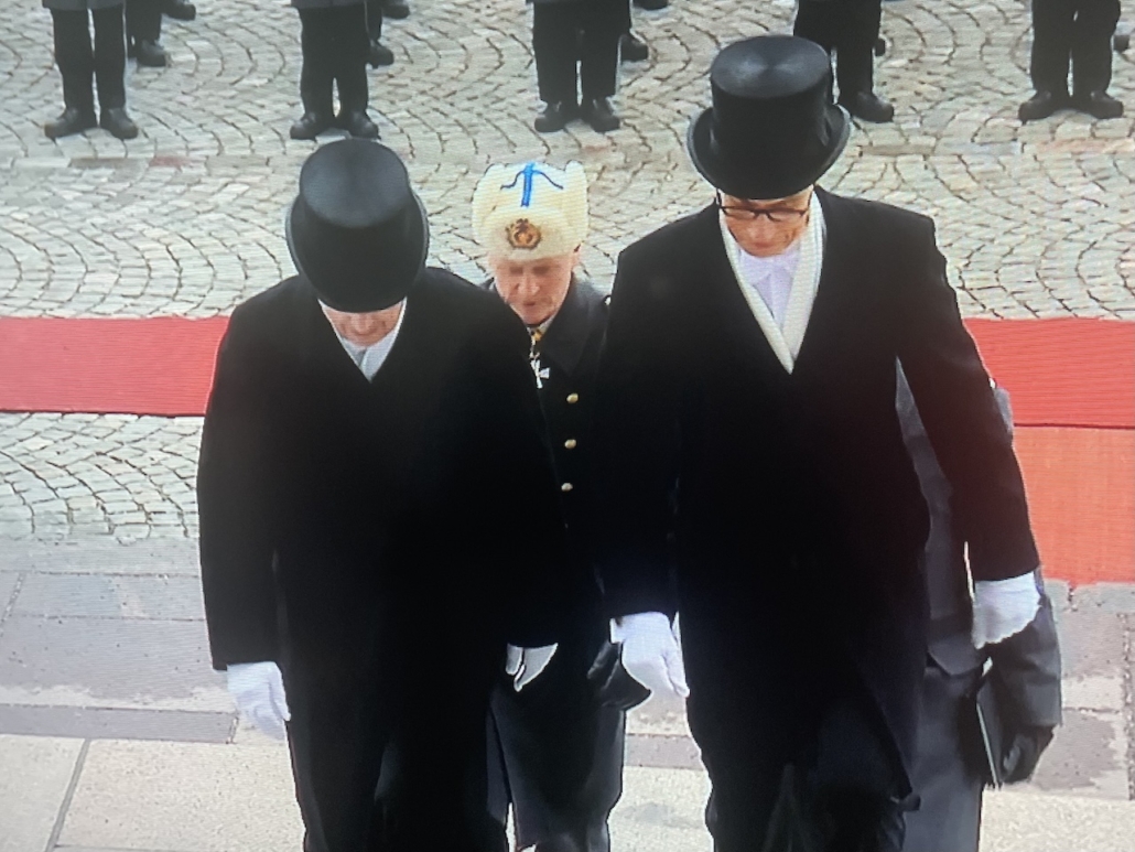 Virkaanastujaiset alkamassa, kun presidentti Niinistö ja virkaan valittu presidentti Stubb nousevat eduskuntatalon portaita.