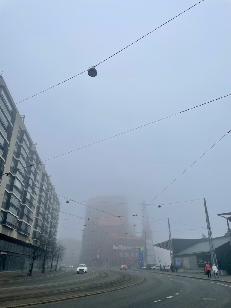 Korkeat talot peittyneenä sumuun pitkänäperjantaina.