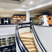 Rikhardinkadun kirjaston kierreportaat.