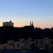 Kaupunkimaisema kattojen yllä yöaikaan.