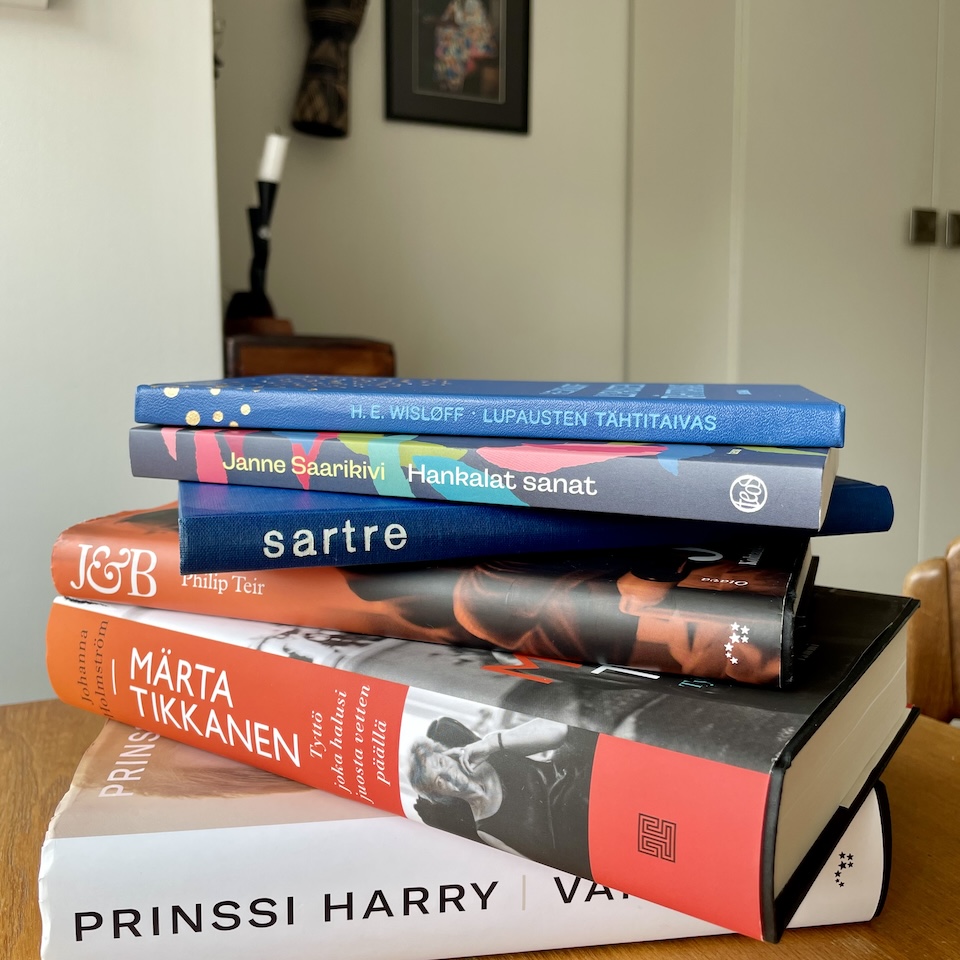 Divarista hankittu kirjapino.