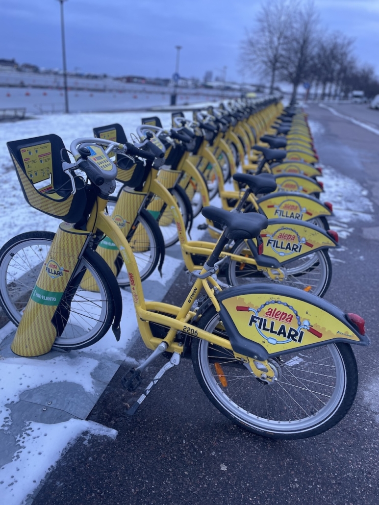 Alepan kaupunkipyörät rivissä Kaivopuiston rannassa.