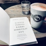 Kuva kirjasta, joka kehottaa sulkemaan kaikki sometilit heti.