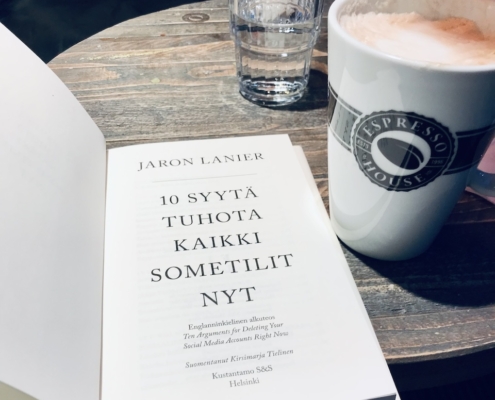 Kuva kirjasta, joka kehottaa sulkemaan kaikki sometilit heti.