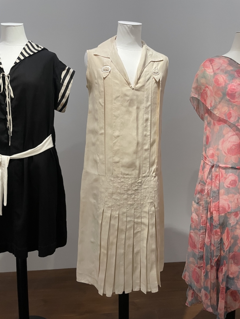 Naisten valkoinen tennisasu 1900-luvun alkupuolelta.