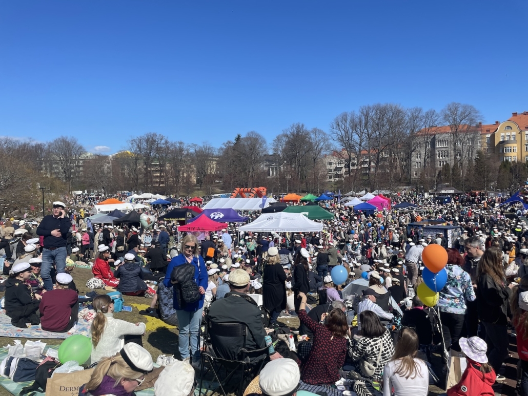 Vappuna suomalainen kömpii ulos talvikolostaan.