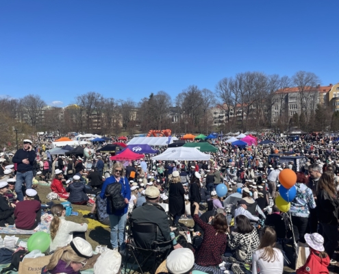 Ylioppilaslakkimeri Ullanlinnanmäellä vappuna.