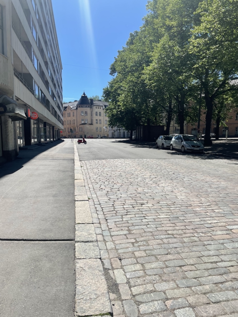 Helsingin tyhjät kadunvarret juhannuksena.