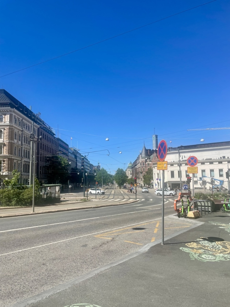 Hiljainen Mannerheimintie juhannusaattona.